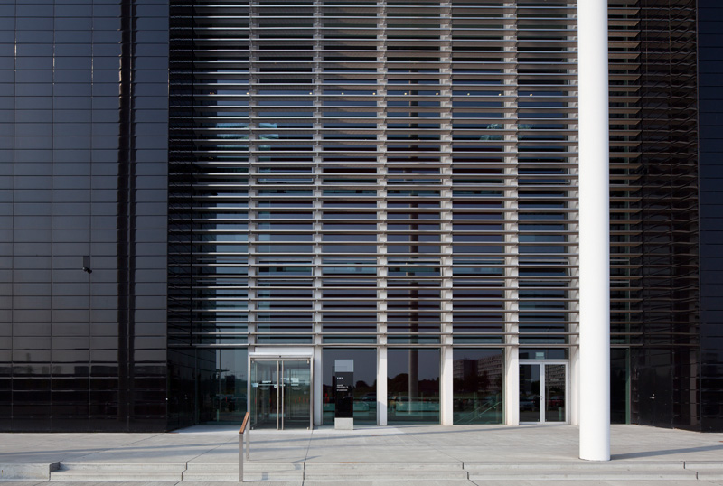 Eingang zur Hauptverwaltung des dänischen Rundfunks, Südseite (Vilhelm Lauritzen Architects 2006)